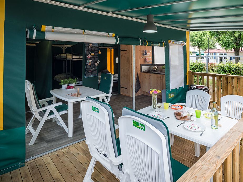 Lodgezelt Woody Toilette/Holzterrasse/Sonnenschutz