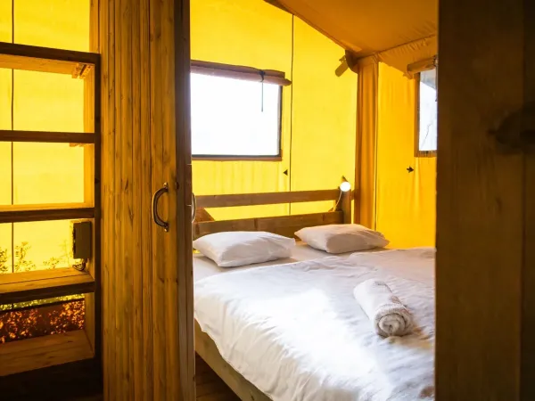 Das Roan Lodgetent Premium XL Schlafzimmer mit geräumigem Doppelbett.