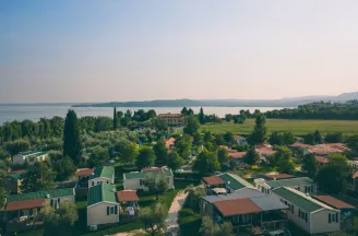 Übersichtsfoto eines Campingplatzes.