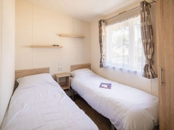 Erstes Schlafzimmer mit zwei Einzelbetten in der Comfort Lounge.