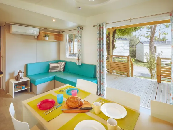 Das Premium Lounge-Wohnzimmer von Roan ist mit einem gemütlichen Ecksofa ausgestattet.