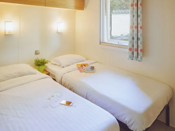 Das Roan Premium Lounge Schlafzimmer mit zwei Einzelbetten.