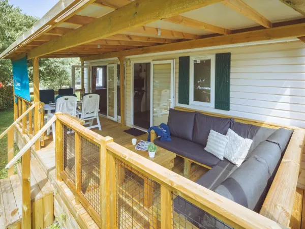 Die großzügig überdachte Veranda der Roan Comfort Plus Lounge.