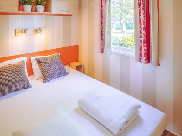 Roan Comfort Plus Relax-Schlafzimmer mit einem Doppelbett.