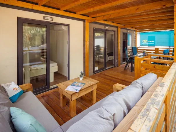 Die Veranda der Roan Comfort Plus Lounge verfügt über ein luxuriöses Loungesofa.