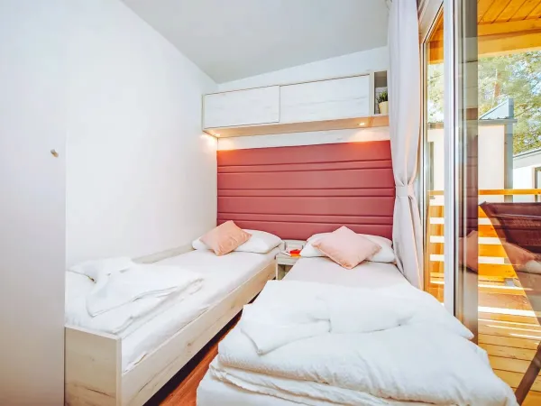 Das Roan Comfort Plus Lounge Schlafzimmer mit zwei Einzelbetten.