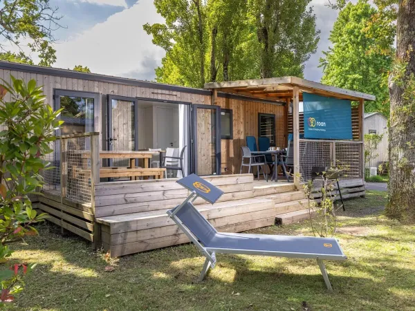 Der Roan Premium verfügt über eine halb überdachte Veranda.