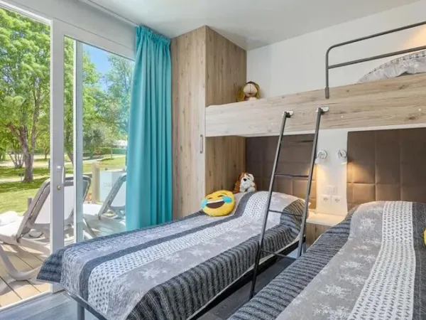 Das Zimmer der Roan Premium Zone mit drei Einzelbetten.