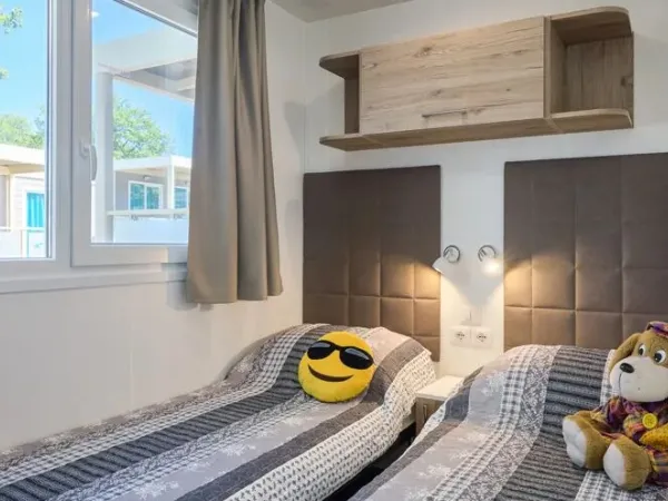 Das Schlafzimmer der Roan Premium Zone mit zwei Einzelbetten.