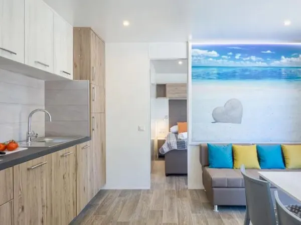 Der Wohnbereich der Roan Premium Zone verfügt über eine geräumige Küche und einen Esstisch.