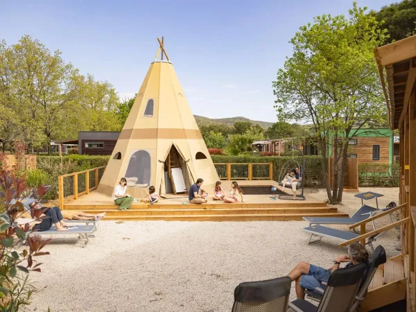Entdecken Sie das Video der Supreme Deluxe Family Lounge Premium Zone auf dem Campingplatz Roan Domaine des Naïades.