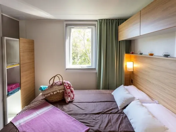 Das Roan Premium Compact Schlafzimmer mit einem Doppelbett.