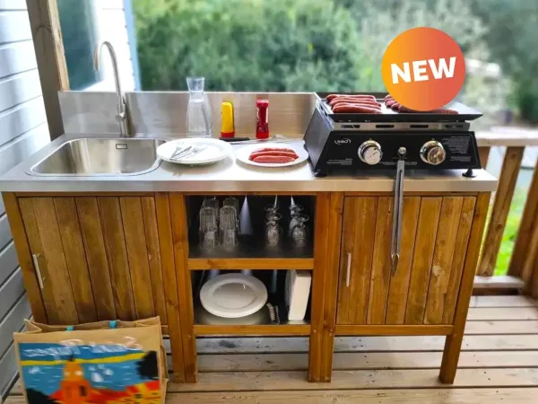 Die Roan Premium Lounge verfügt über eine Außenküche.