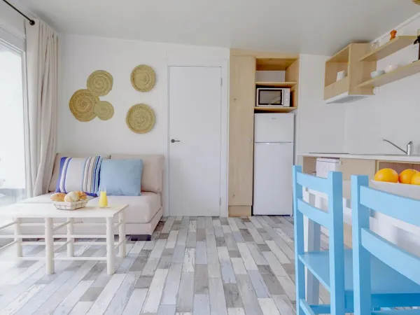 Der Sitzbereich und die Küche des Roan-Wohnmobils Premium Premium Zone.