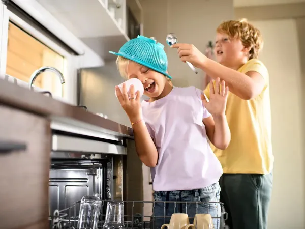 Kinder beim Geschirrspüler in der Roan Wohnmobil Premium Zone.