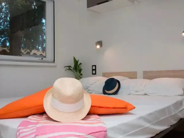 Das Doppelschlafzimmer des Roan Mobilheims Supreme 2 Bäder.