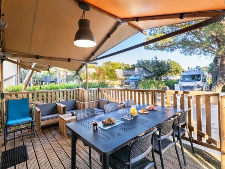 Das Roan Lodgetent Premium XL verfügt über einen luxuriösen Lounge-Bereich mit bequemen Kissen.