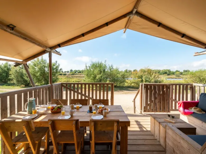 Das Roan Lodgetent Luxe verfügt über eine Veranda mit Loungesofa.