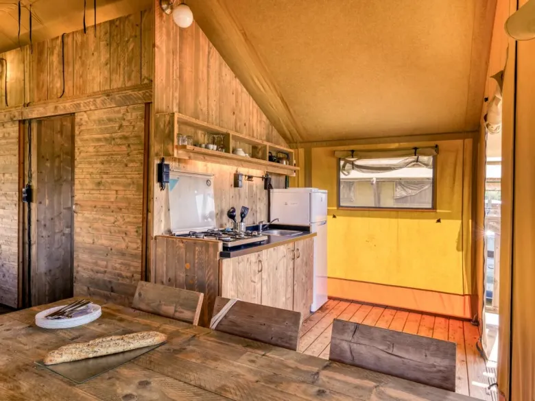 Der Roan Lodgetent Luxe hat einen stabilen Esstisch mit Stühlen.