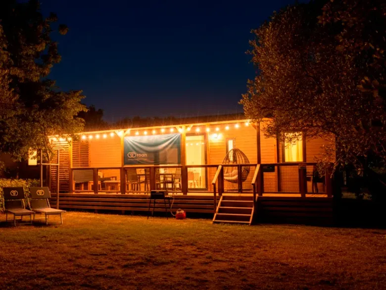 Die Supreme Plus Lounge mit stimmungsvoller Beleuchtung auf der Veranda.