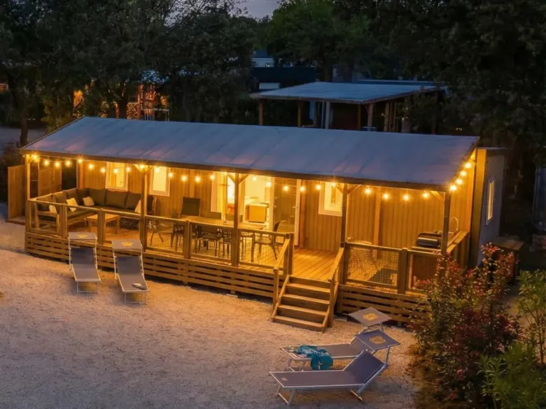 Die Supreme Deluxe Lounge Premium Zone mit stimmungsvoller Beleuchtung auf der Veranda.