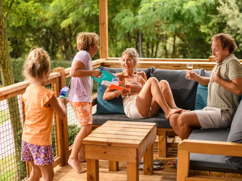 Genießen und lachen Sie gemeinsam auf der Veranda.