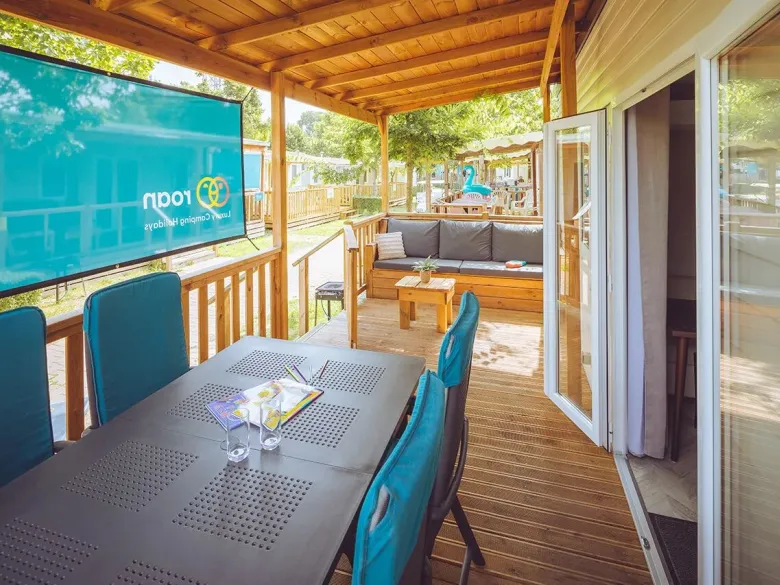 Die luxuriöse Veranda des Mobilheims „Roan Premium Relax“.
