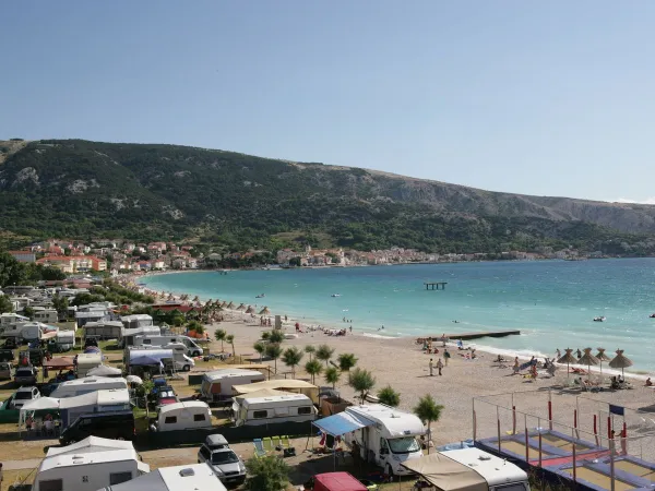 Der Kieselstrand auf dem Campingplatz Baška Camping Resort in Roan.