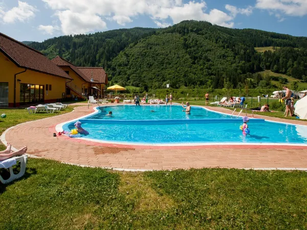 Schwimmbad und Kinderbecken auf dem Roan Camping Bella Austria.