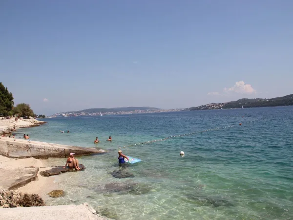 Azurblaues Meer auf dem Campingplatz Roan Amadria Park Trogir.