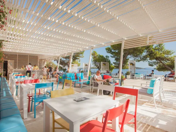 Lounge-Terrasse und Bar auf dem Campingplatz Roan Amadria Park Trogir.
