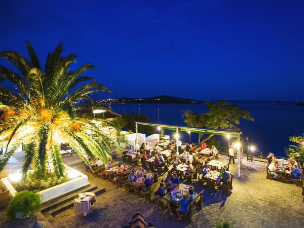 Gemütlicher Abend auf der Terrasse mit Blick auf das Meer auf dem Roan Campingplatz Amadria Park Trogir.