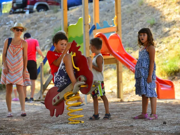 Kinder spielen auf dem Spielplatz des Campingplatzes Roan Amadria Park Trogir.