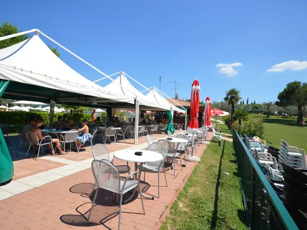 Übersicht Terrasse auf dem Roan Camping Delle Rose.