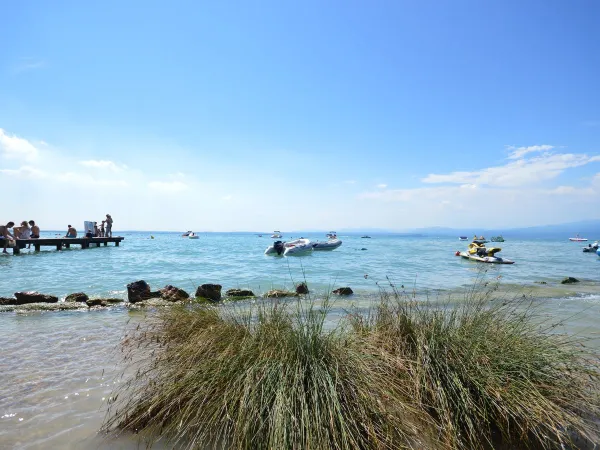 Blick auf den Strand des Campingplatzes Roan Delle Rose in Augenhöhe.