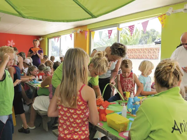 Handwerklich begabte Kinder auf dem Campingplatz Domaine de la Noguière in Roan.