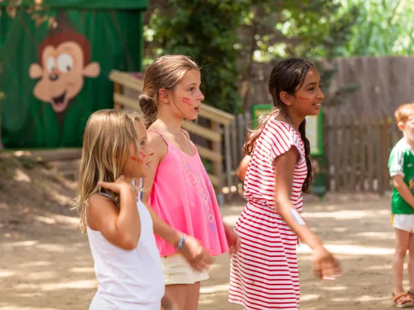 Spielende Kinder auf dem Campingplatz Domaine Naïades in Roan.