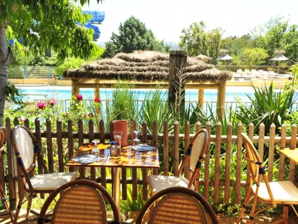 Eine Terrasse auf dem Campingplatz Domaine Naïades in Roan.