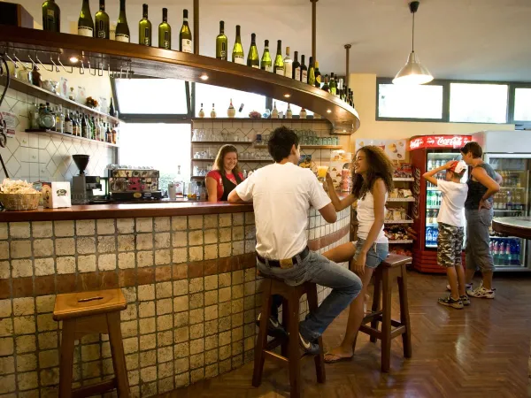 Eine Bar auf dem Roan-Campingplatz I Pini.