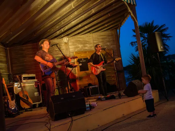 Musikkapelle auf dem Roan-Campingplatz La Dune Des Sables.