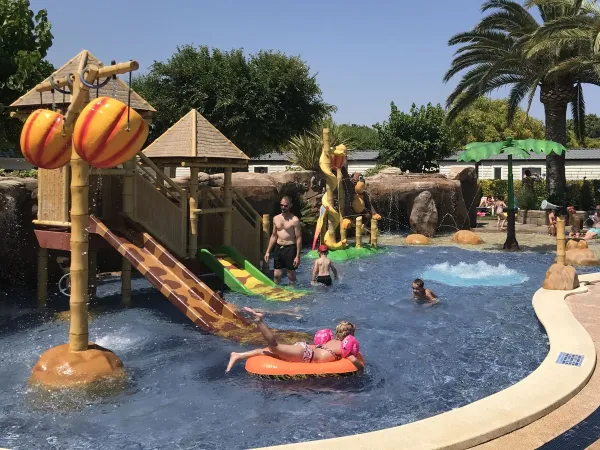 Wasserspielplatz Bar auf dem Roan Campingplatz La Masia.