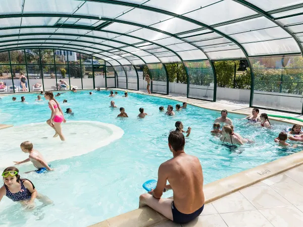 Überdachtes Schwimmbad auf dem Campingplatz Roan La Vallée.