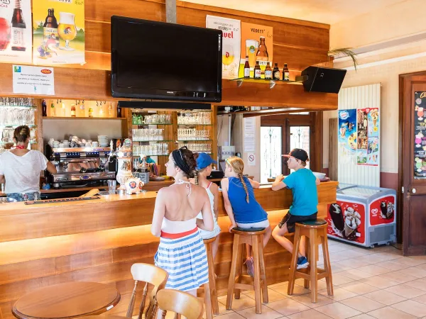 Eine Bar auf dem Campingplatz Roan La Vallée.