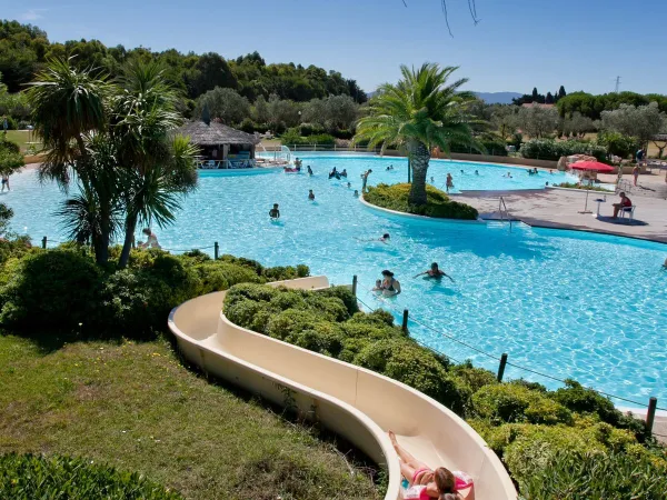 Schwimmbad mit Wasserrutsche auf dem Campingplatz Roan Le Capanne.