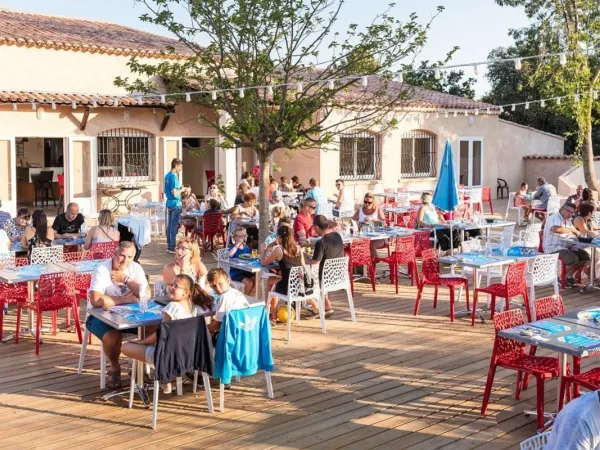 Terrasse in der Sonne auf dem Roan Camping Du Verdon.