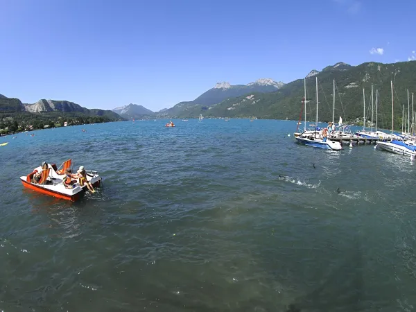 Annecy-See in der Nähe des Roan-Campingplatzes L'Ideal.