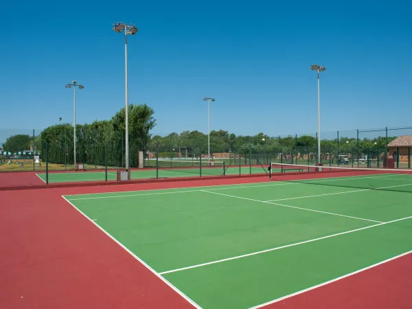Tennisplätze auf dem Roan Campingplatz Playa Brava.