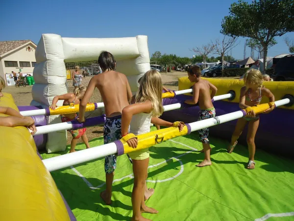 Luftkissen-Aktivität auf dem Roan-Campingplatz Playa Brava.