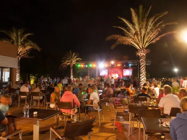 Terrasse am Abend auf dem Campingplatz Roan in Playa Brava.