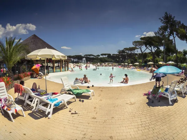 Sonnenliegen am Pool der Kleinkinderlagune auf dem Campingplatz Roan hu Park Albatros village.